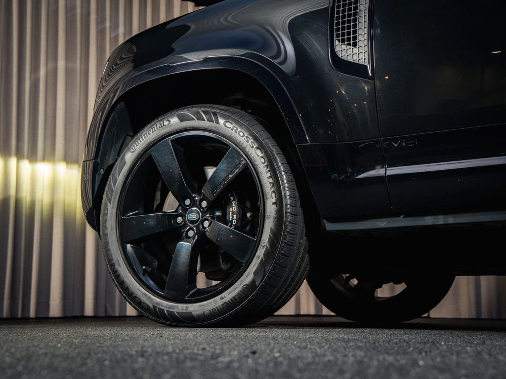 Land Rover Defender 2022 г. Чёрный, пробег 34000 км