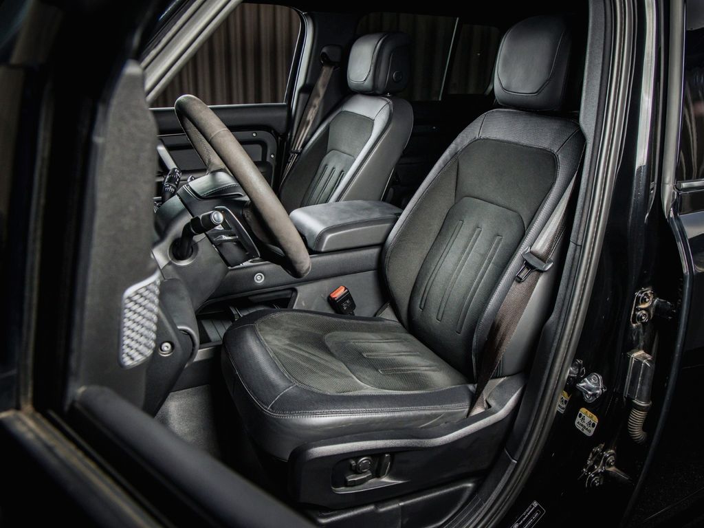 Land Rover Defender 2022 г. Чёрный, пробег 34000 км