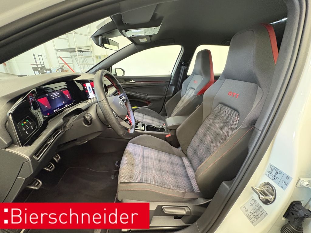 Volkswagen Golf 2023 г. Белый, пробег 12305 км