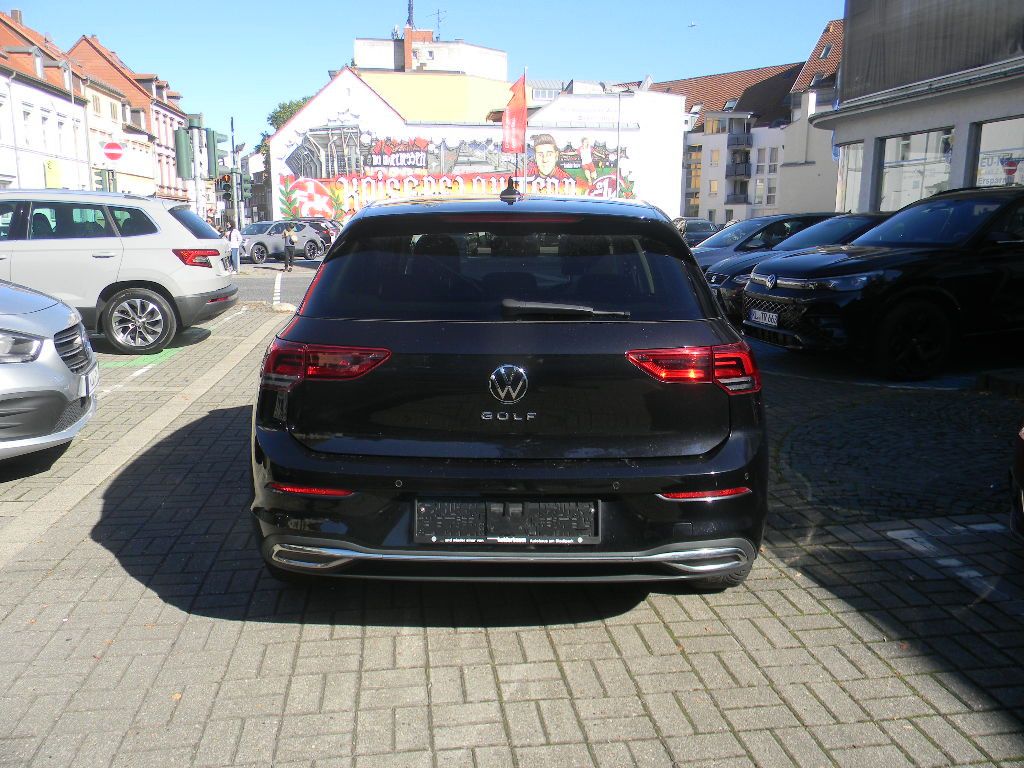 Volkswagen Golf 2023 г. Чёрный, пробег 34500 км