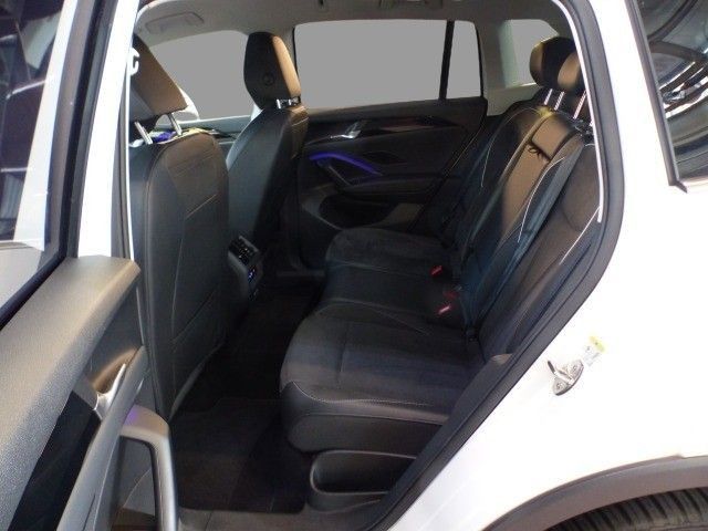 Volkswagen Tiguan 2024 г. Белый, пробег 27180 км