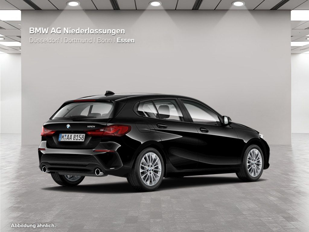 BMW 120 2023 г. Чёрный, пробег 30798 км