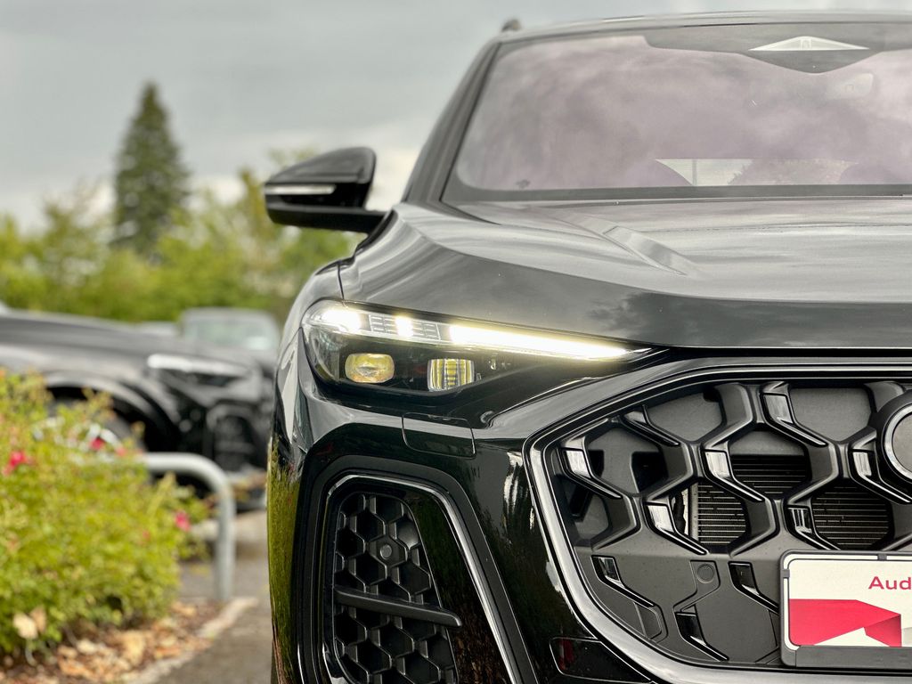 Audi Q5 2025 г. Чёрный, пробег 15890 км