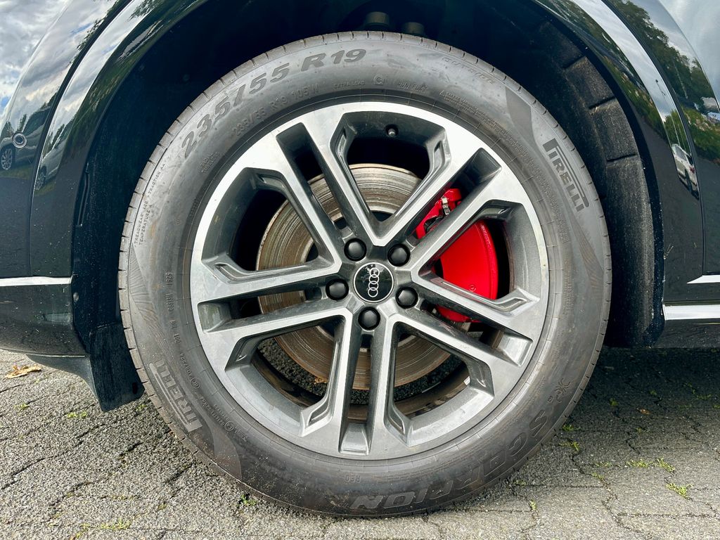 Audi Q5 2025 г. Чёрный, пробег 15890 км