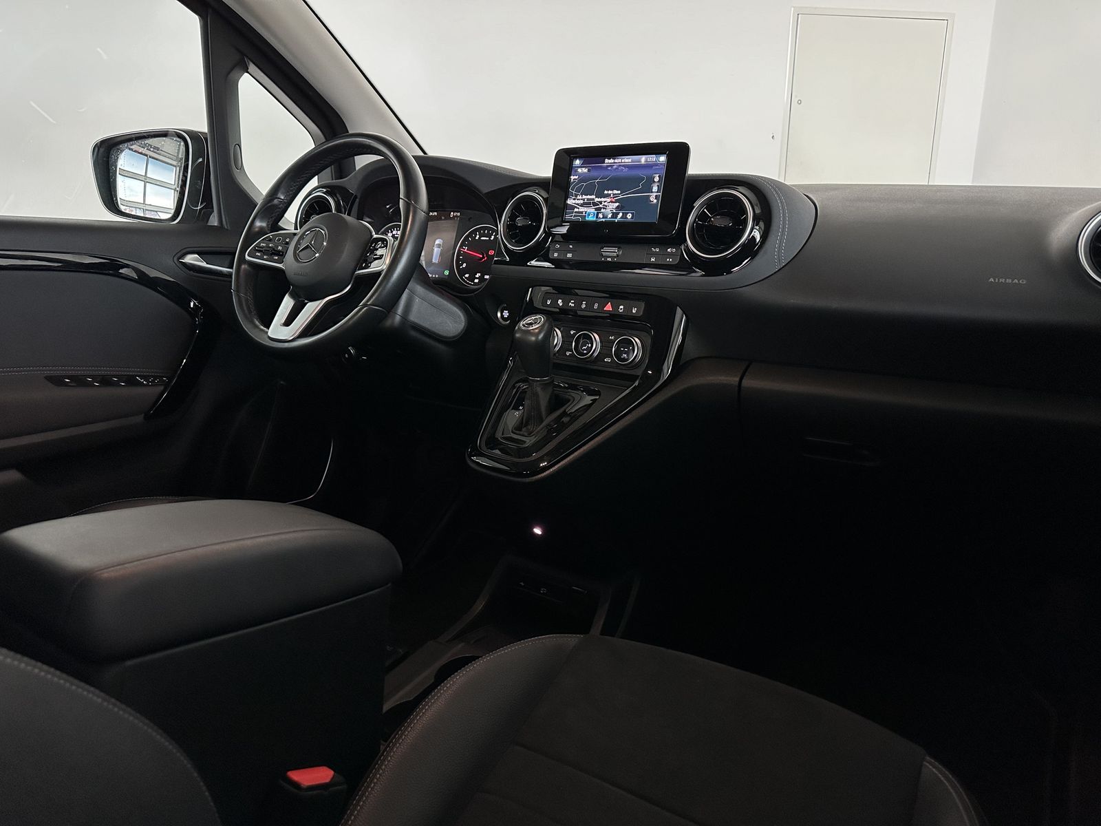 Mercedes-Benz T-CLASS 2023 г. Красный, пробег 59300 км