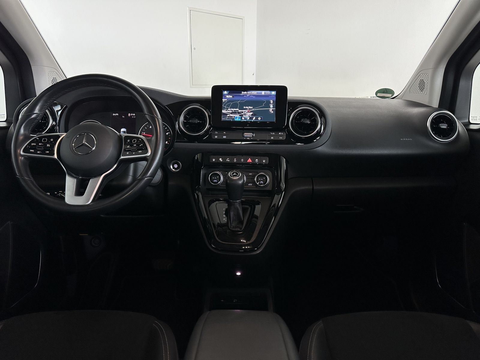 Mercedes-Benz T-CLASS 2023 г. Красный, пробег 59300 км