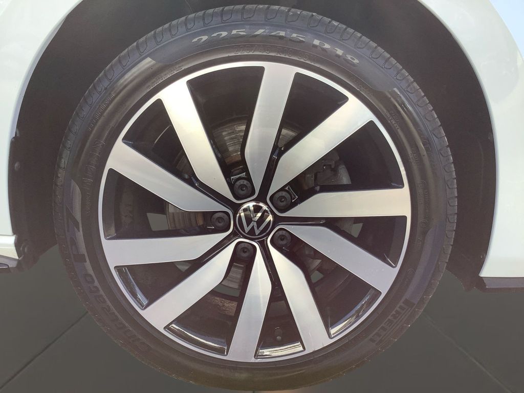 Volkswagen Touran 2022 г. Белый, пробег 46916 км