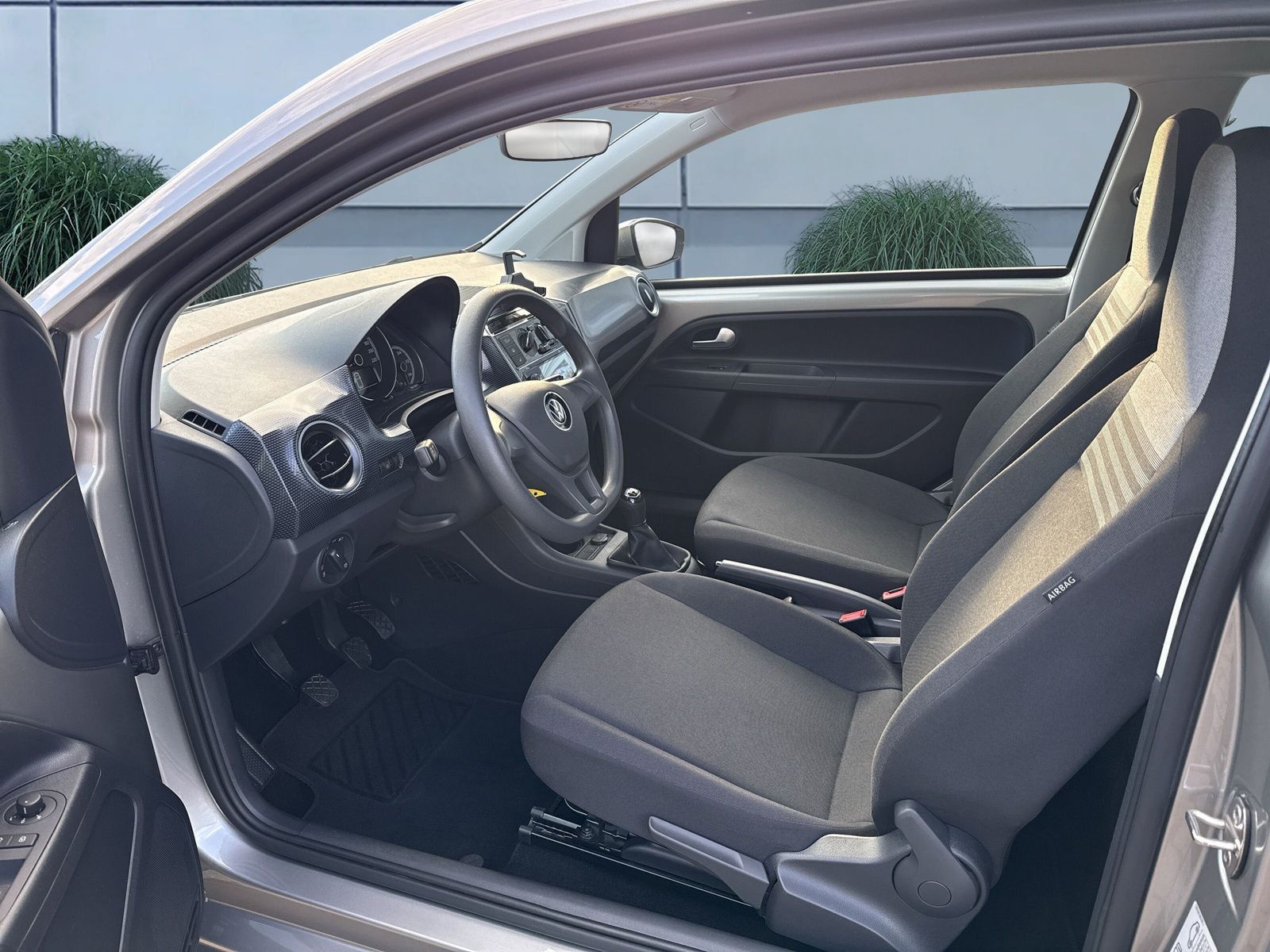 Volkswagen up! 2022 г. Серебристый, пробег 18456 км