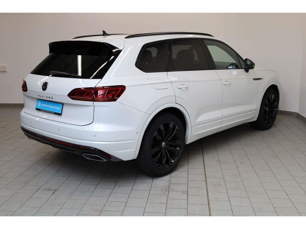 Volkswagen Touareg 2023 г. Белый, пробег 38814 км