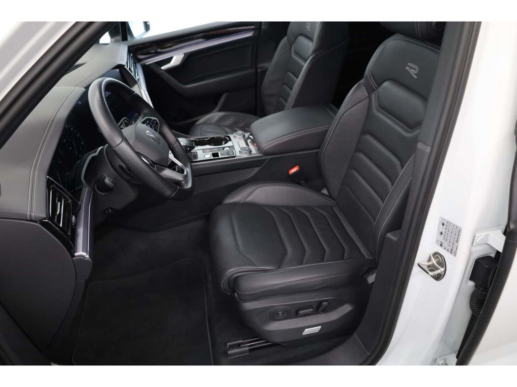 Volkswagen Touareg 2023 г. Белый, пробег 38814 км