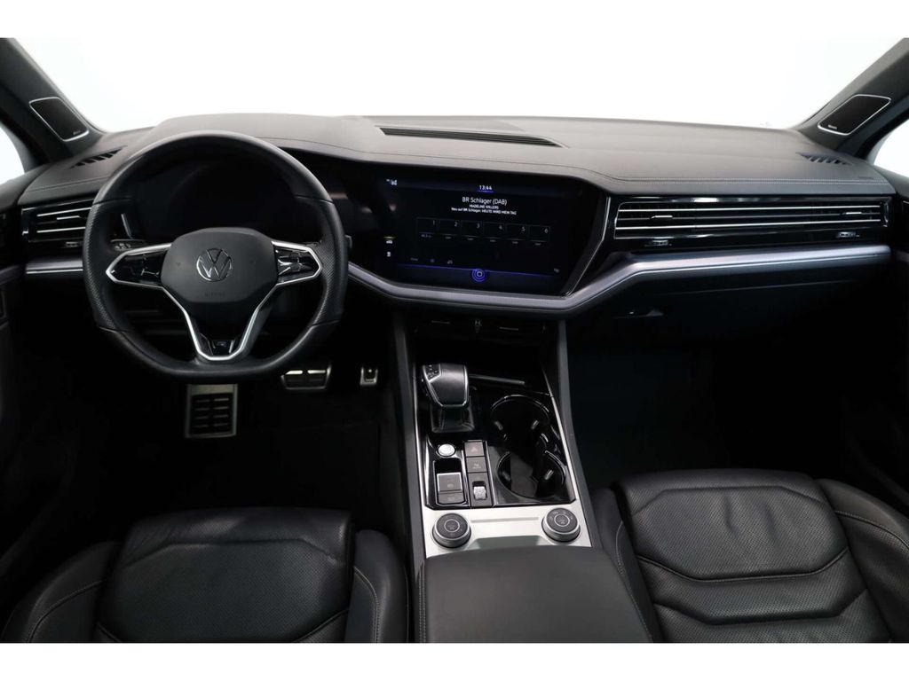 Volkswagen Touareg 2023 г. Белый, пробег 38814 км