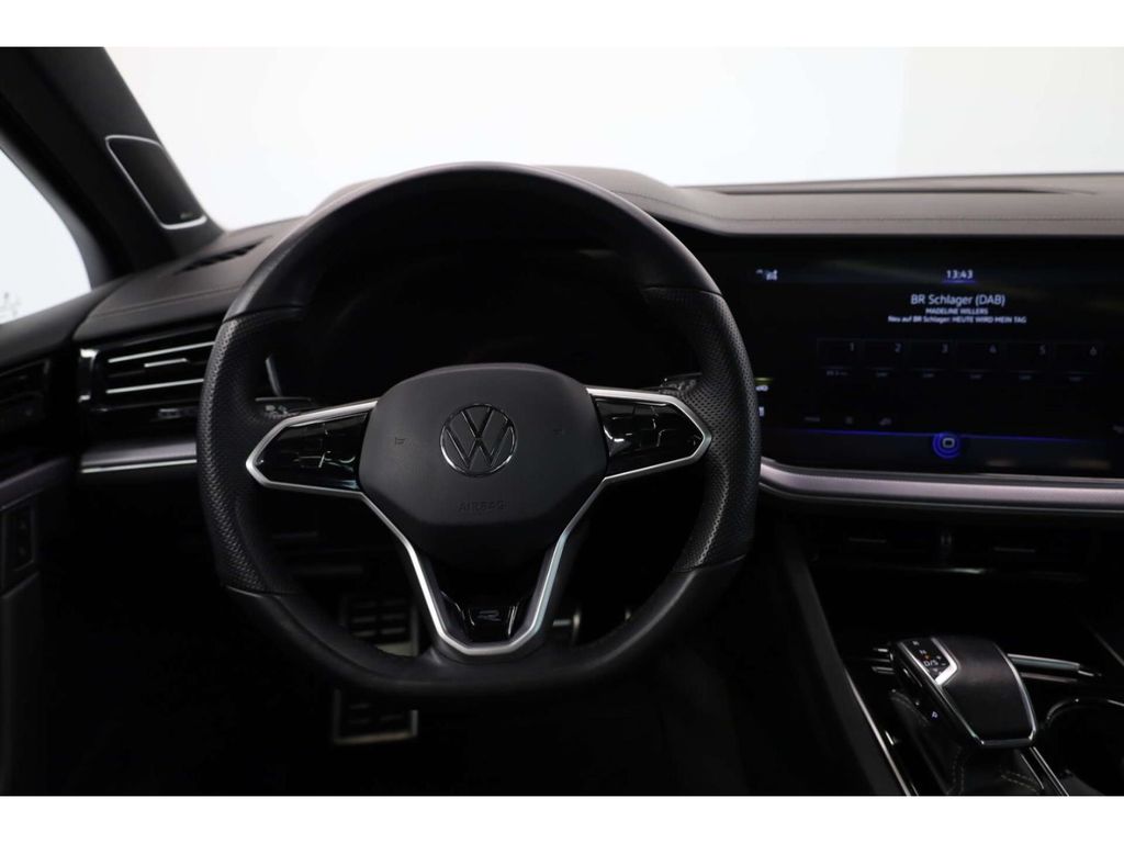 Volkswagen Touareg 2023 г. Белый, пробег 38814 км