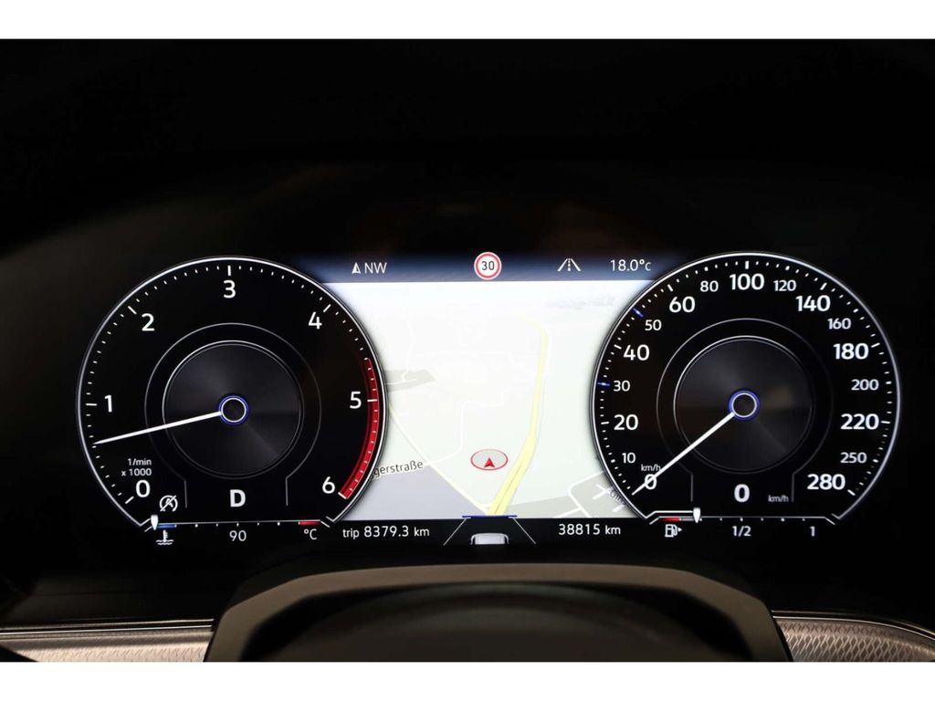 Volkswagen Touareg 2023 г. Белый, пробег 38814 км