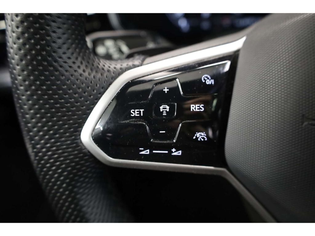 Volkswagen Touareg 2023 г. Белый, пробег 38814 км