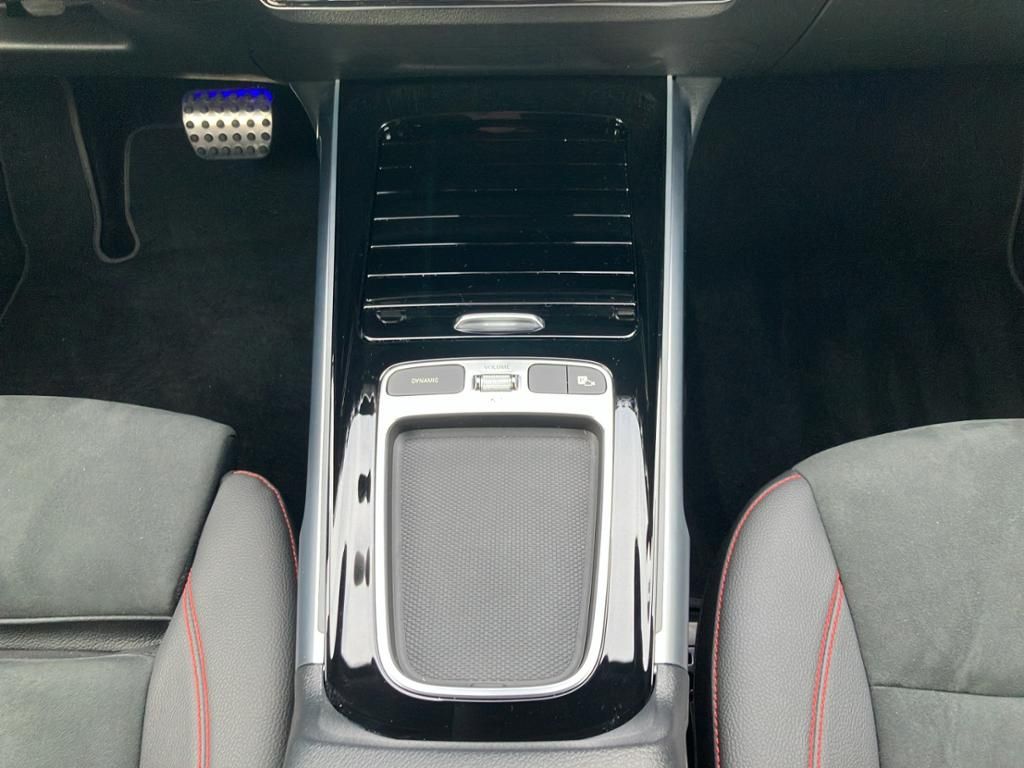 Mercedes-Benz GLB 200 2025 г. Красный, пробег 11925 км