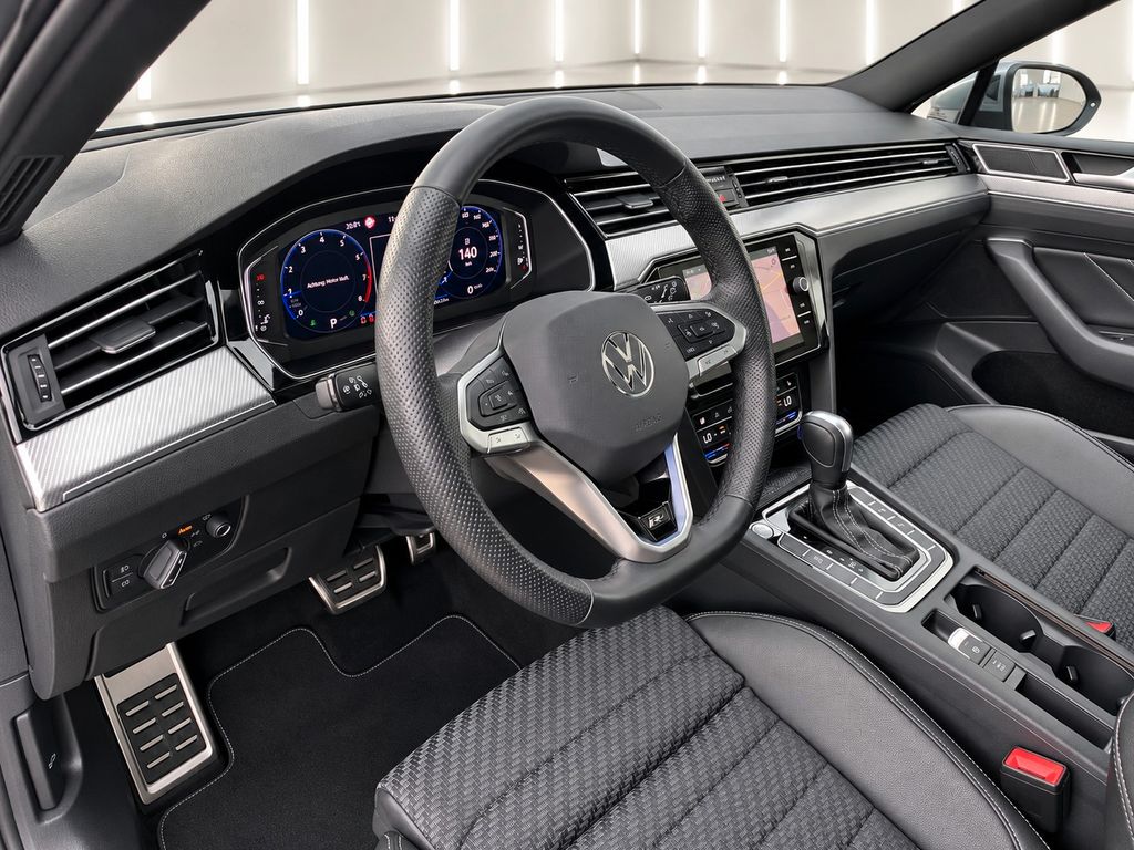 Volkswagen PASSAT VARIANT 2023 г. Серый, пробег 38000 км