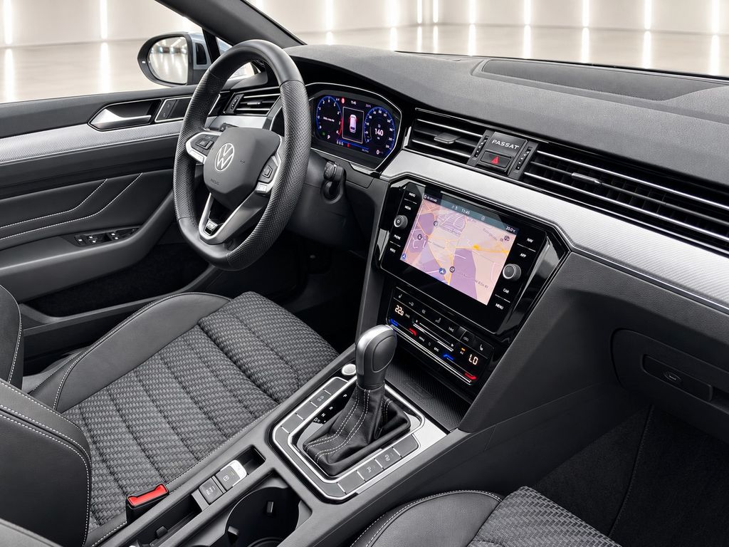 Volkswagen PASSAT VARIANT 2023 г. Серый, пробег 38000 км