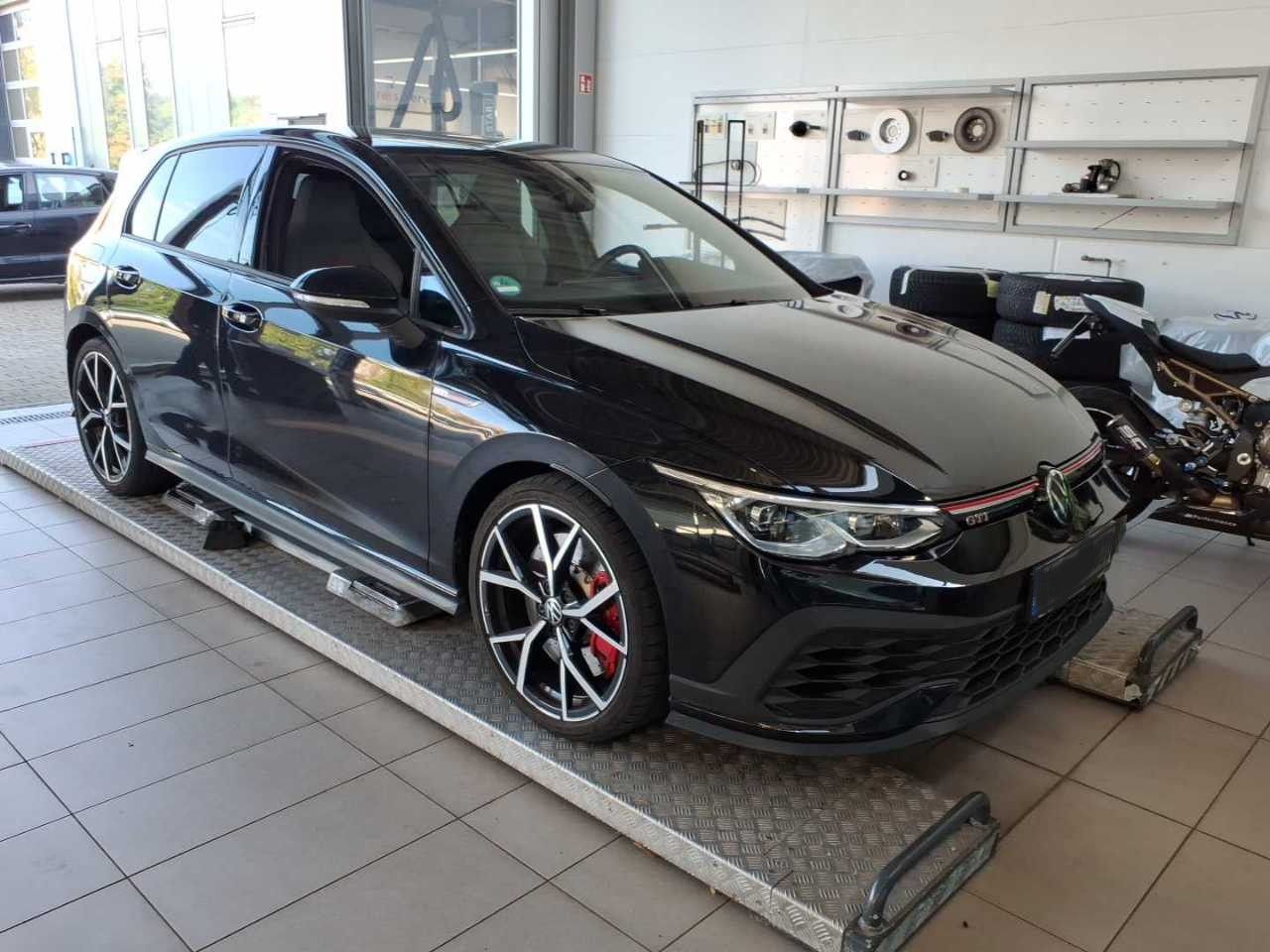 Volkswagen Golf 2023 г. Чёрный, пробег 33431 км