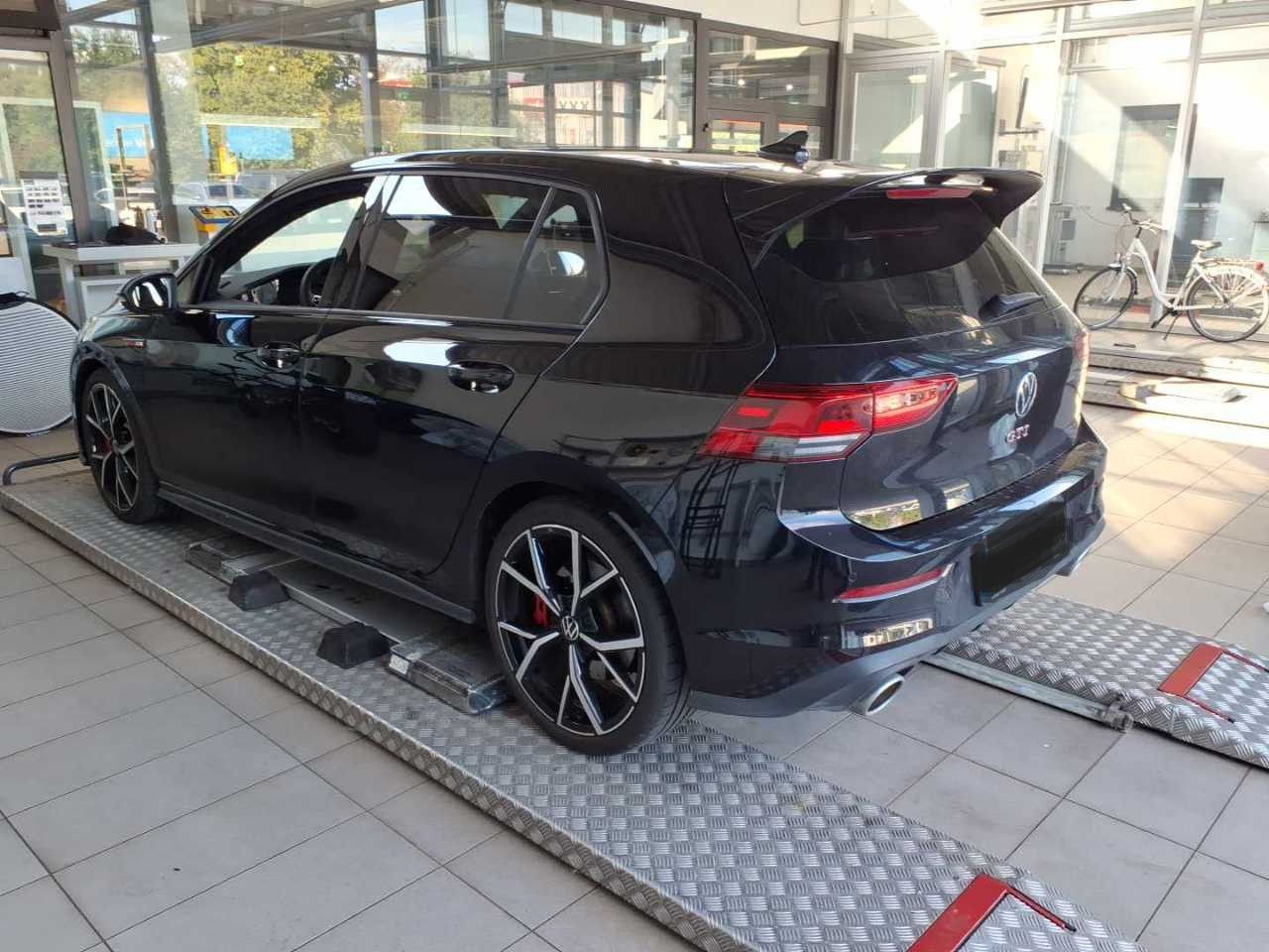 Volkswagen Golf 2023 г. Чёрный, пробег 33431 км