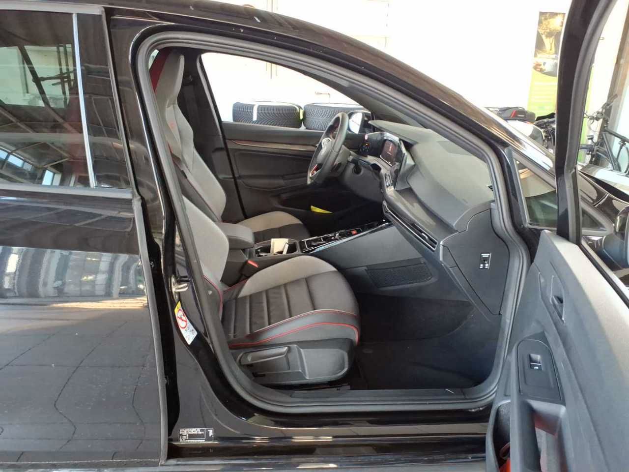 Volkswagen Golf 2023 г. Чёрный, пробег 33431 км