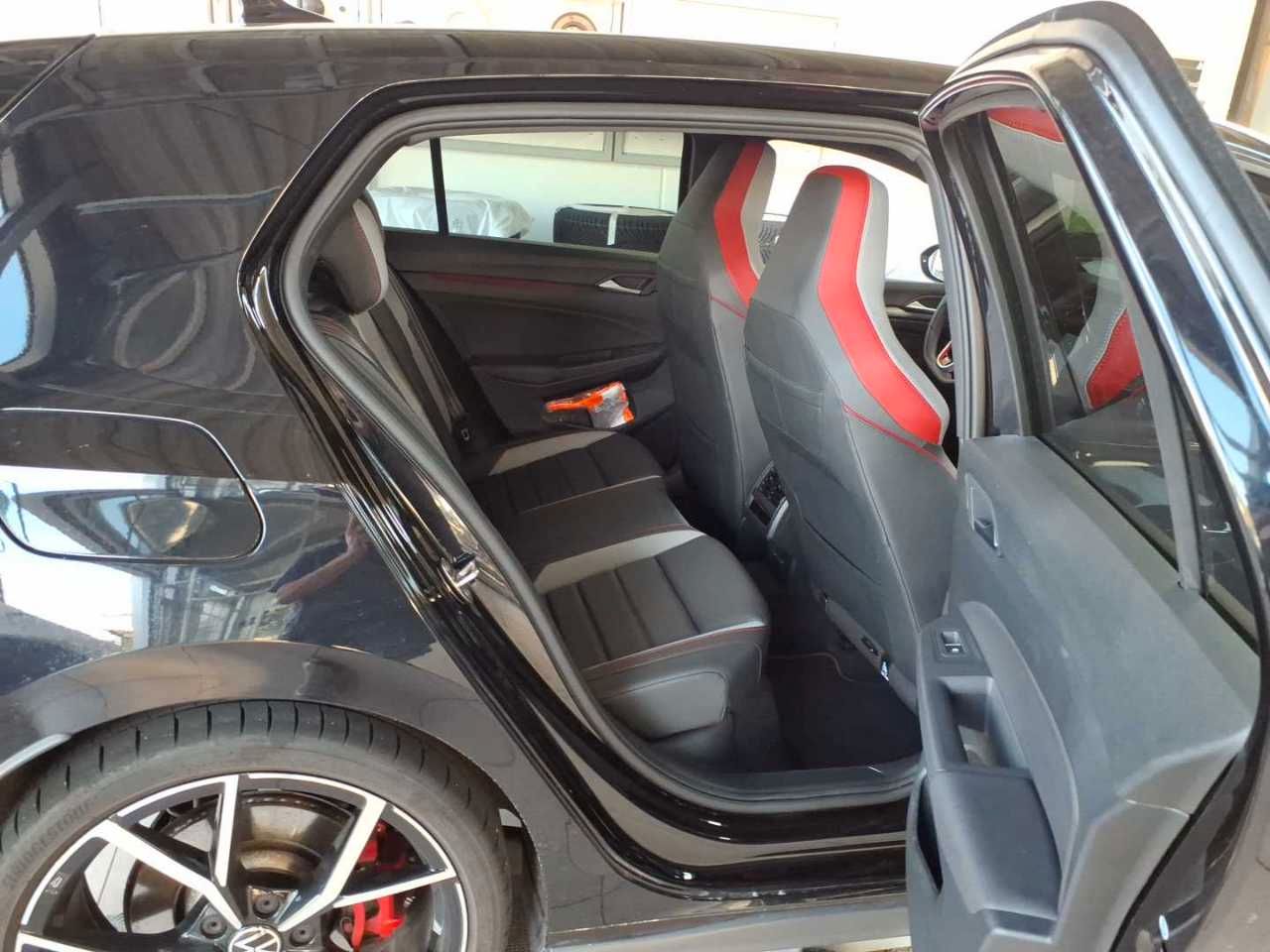 Volkswagen Golf 2023 г. Чёрный, пробег 33431 км
