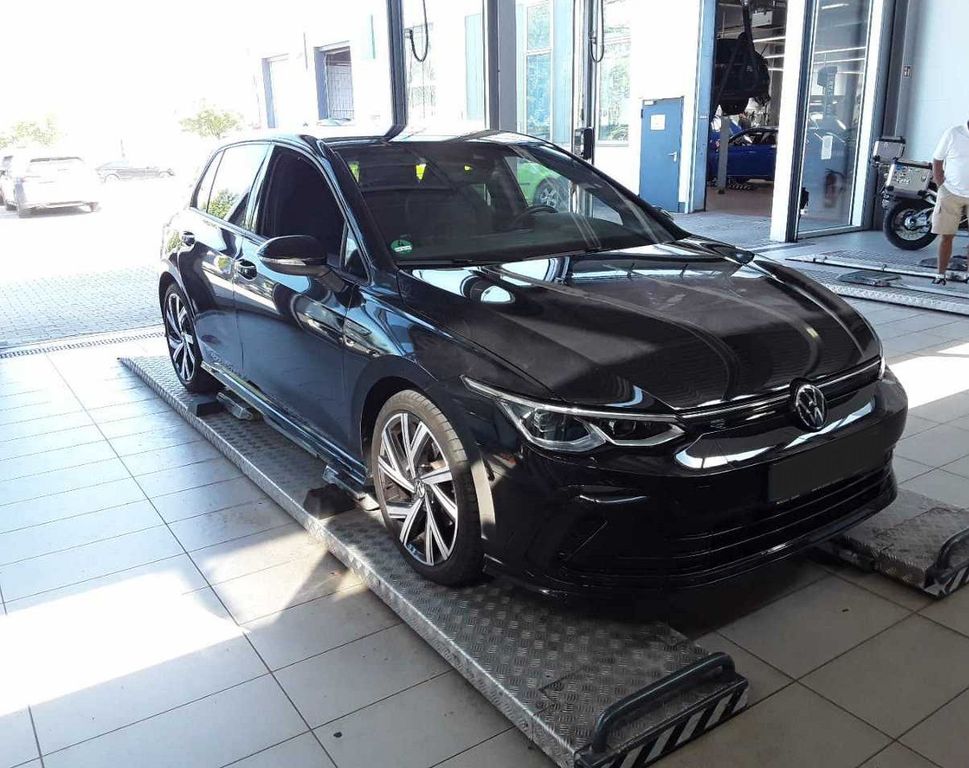 Volkswagen Golf 2023 г. Чёрный, пробег 15448 км