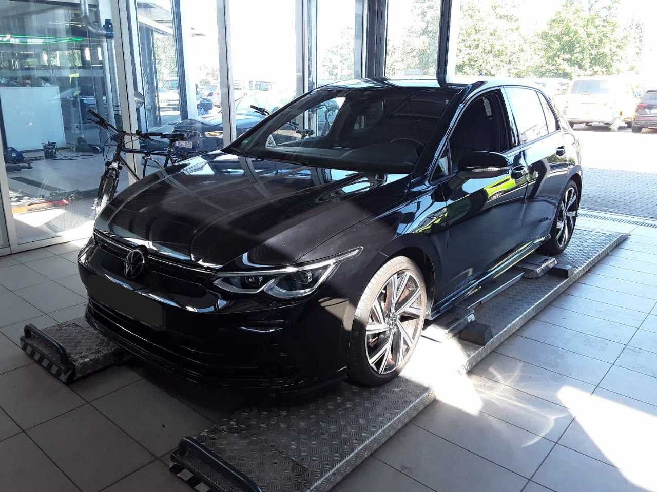 Volkswagen Golf 2023 г. Чёрный, пробег 15448 км