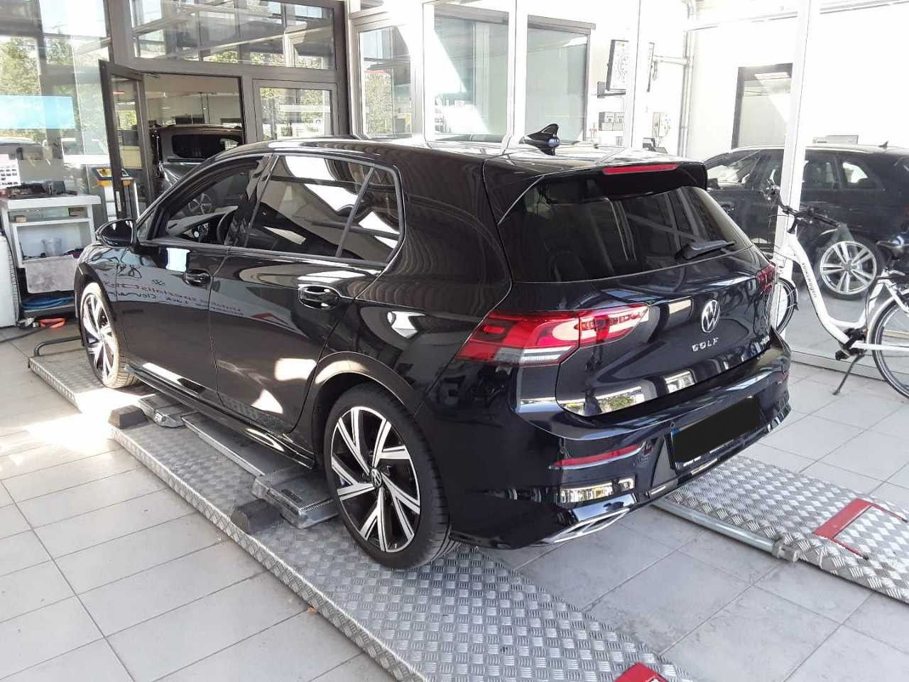 Volkswagen Golf 2023 г. Чёрный, пробег 15448 км