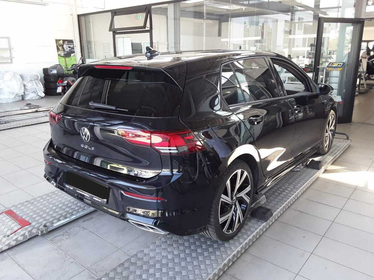 Volkswagen Golf 2023 г. Чёрный, пробег 15448 км