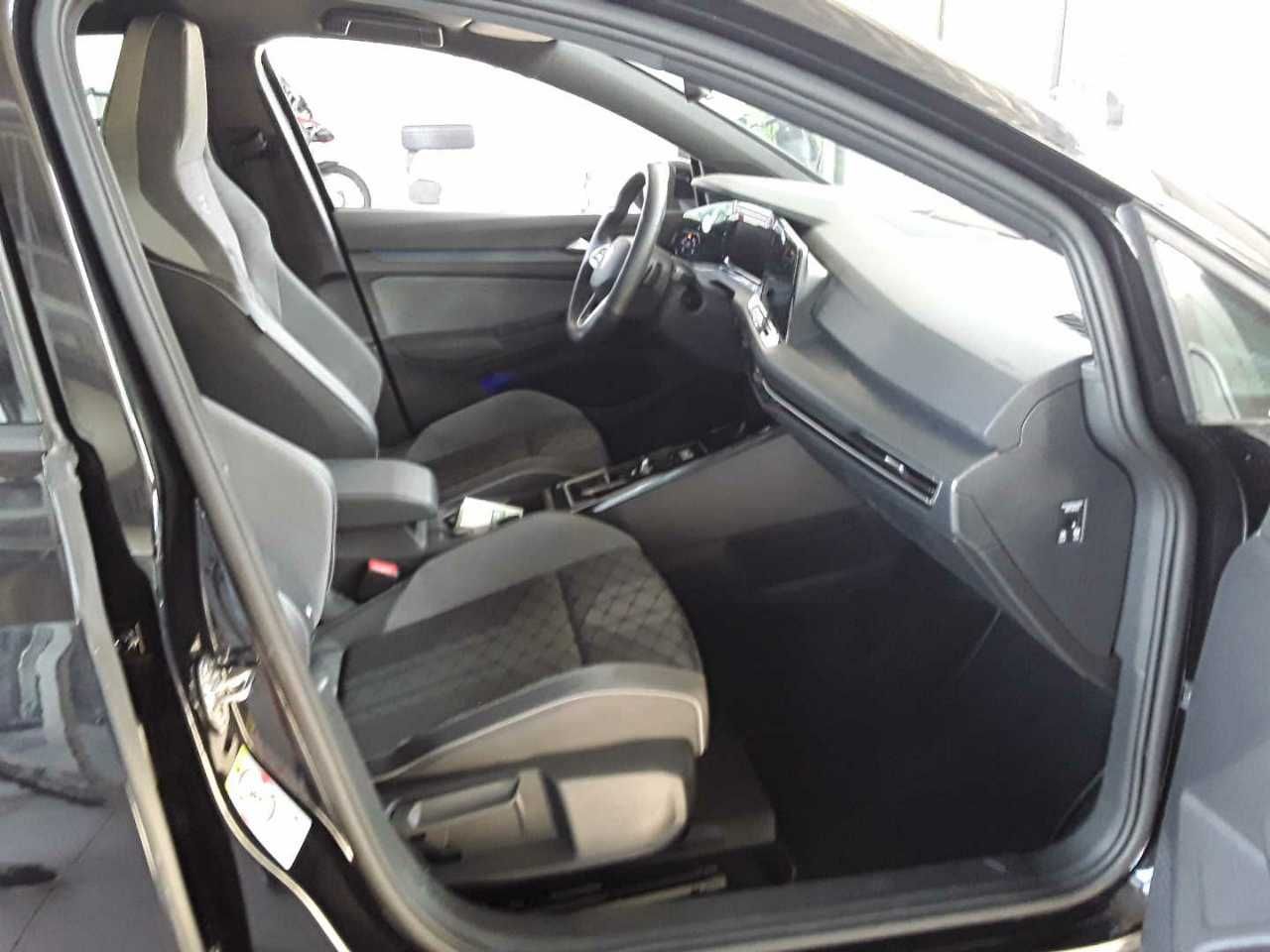Volkswagen Golf 2023 г. Чёрный, пробег 15448 км