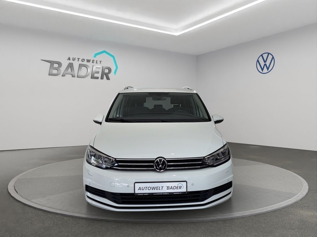 Volkswagen Touran 2022 г. Белый, пробег 41773 км