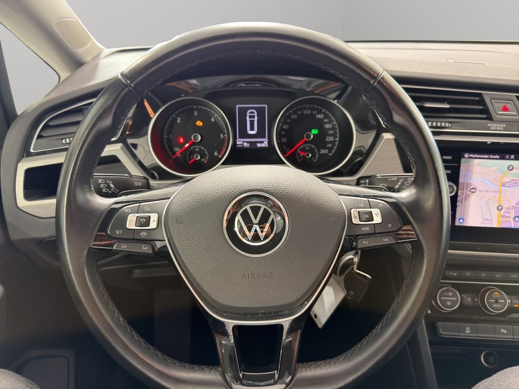 Volkswagen Touran 2022 г. Белый, пробег 41773 км