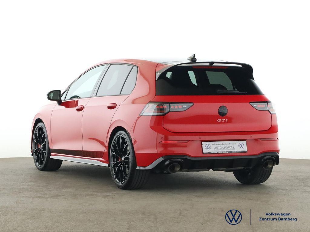 Volkswagen Golf 2026 г. Красный, пробег 3000 км