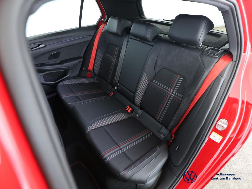 Volkswagen Golf 2026 г. Красный, пробег 3000 км