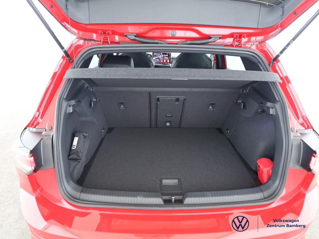 Volkswagen Golf 2026 г. Красный, пробег 3000 км