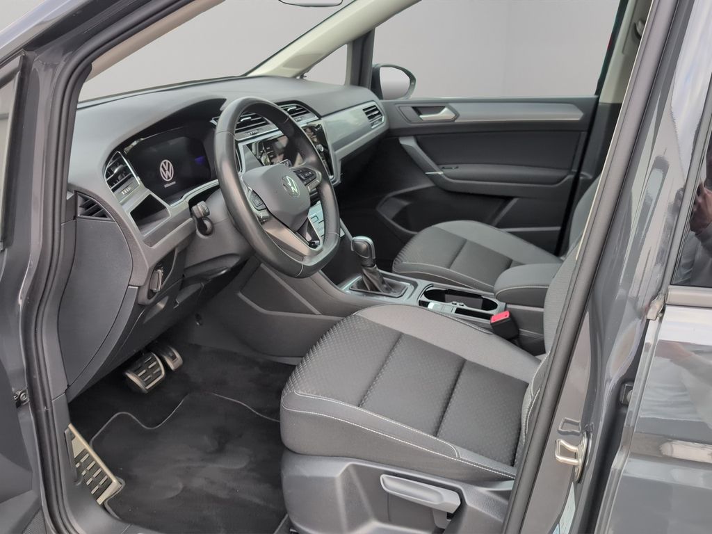 Volkswagen Touran 2023 г. Серый, пробег 54273 км