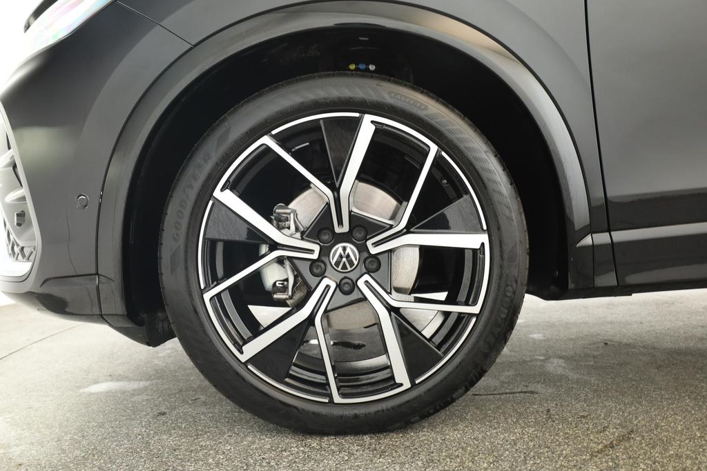 Volkswagen Tiguan 2025 г. Чёрный, пробег 38400 км