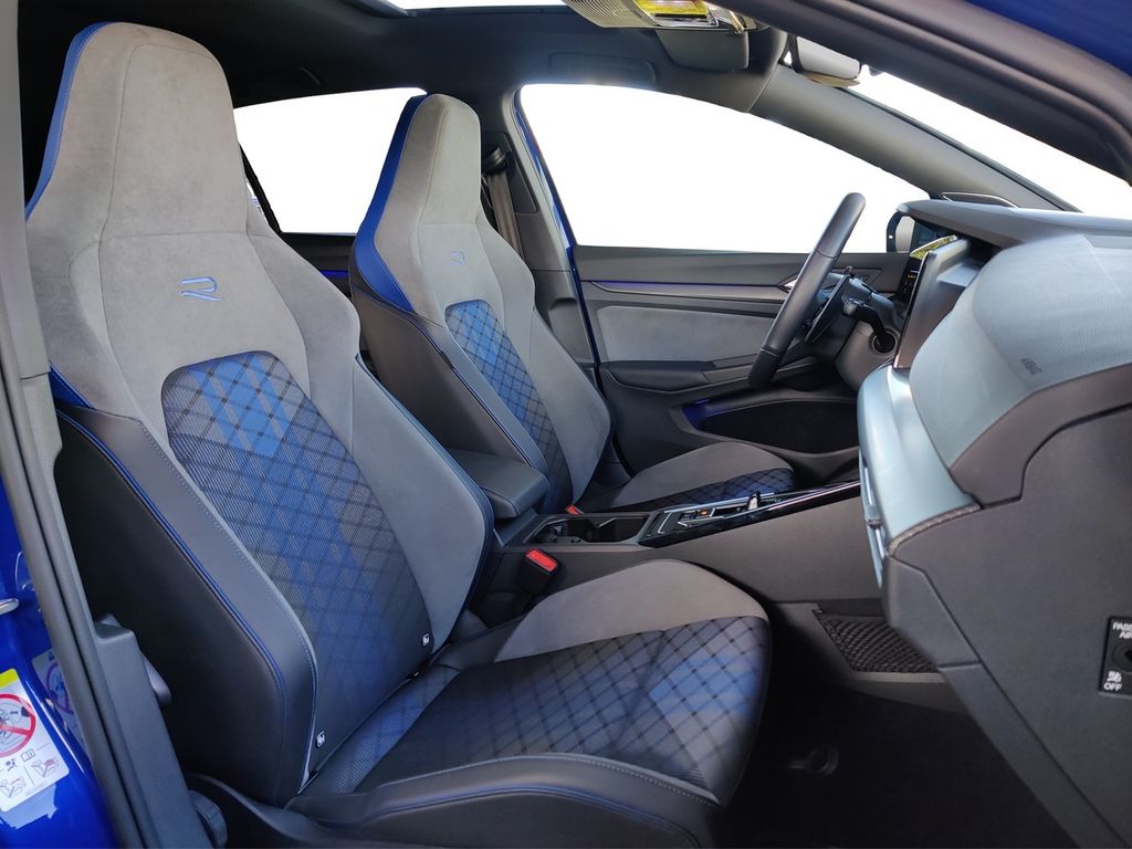 Volkswagen Golf 2023 г. Синий, пробег 45600 км