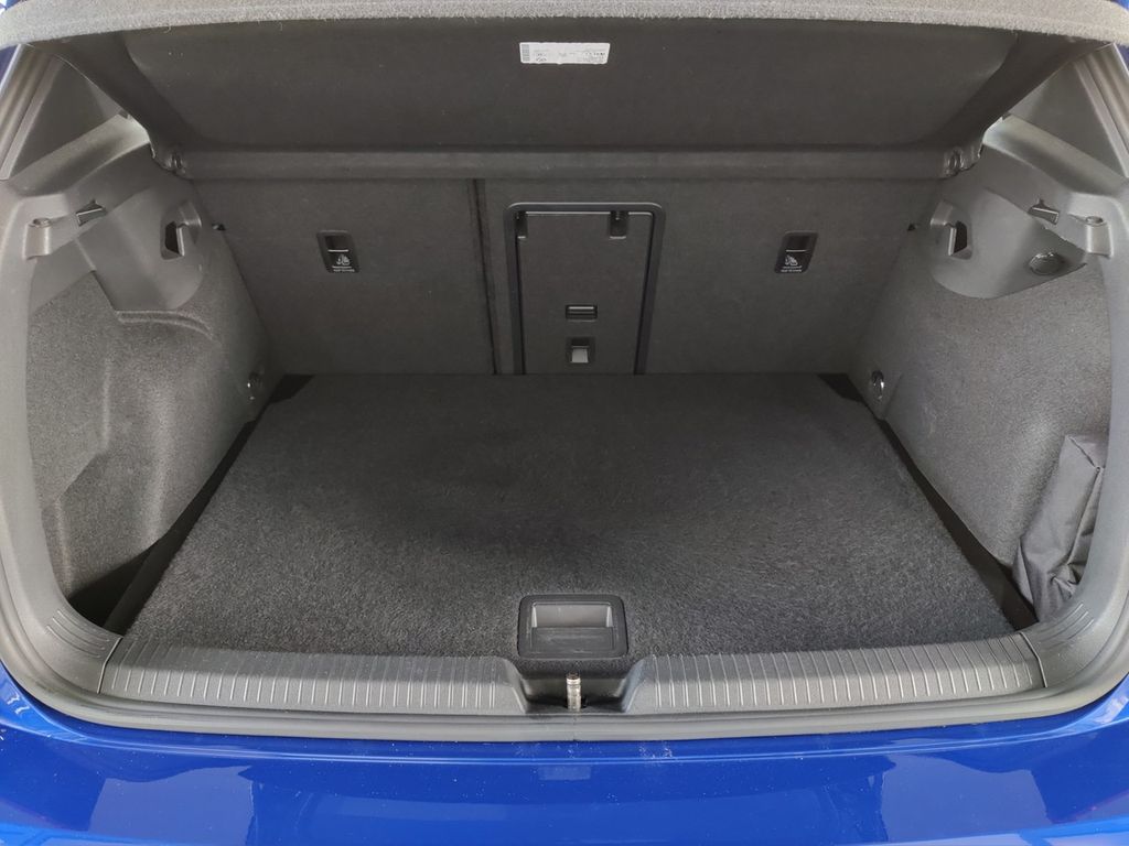 Volkswagen Golf 2023 г. Синий, пробег 45600 км