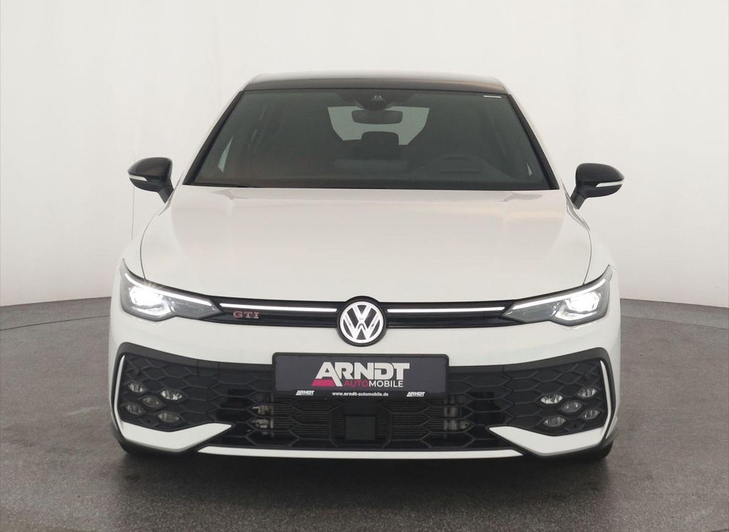 Volkswagen Golf 2024 г. Белый, пробег 20500 км