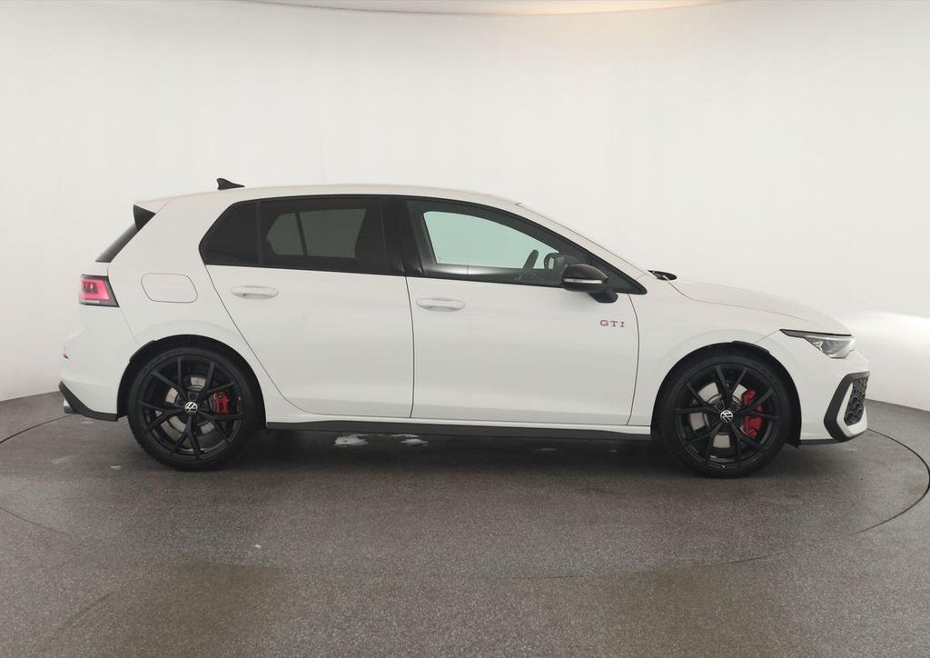 Volkswagen Golf 2024 г. Белый, пробег 20500 км