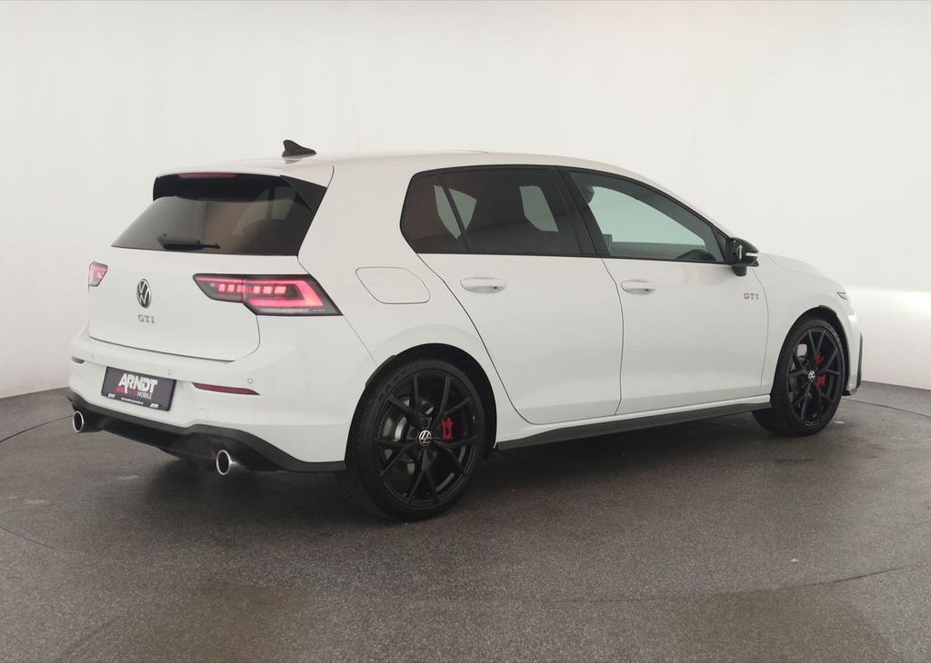 Volkswagen Golf 2024 г. Белый, пробег 20500 км