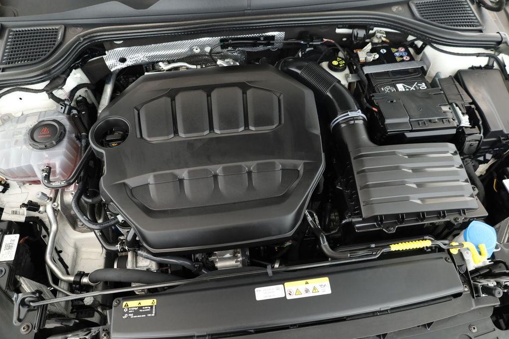 Volkswagen Golf 2024 г. Белый, пробег 20500 км