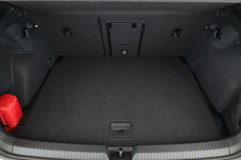 Volkswagen Golf 2024 г. Белый, пробег 20500 км