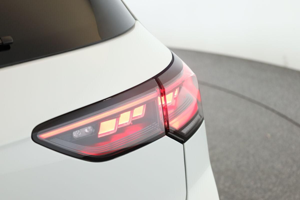 Volkswagen Golf 2024 г. Белый, пробег 20500 км