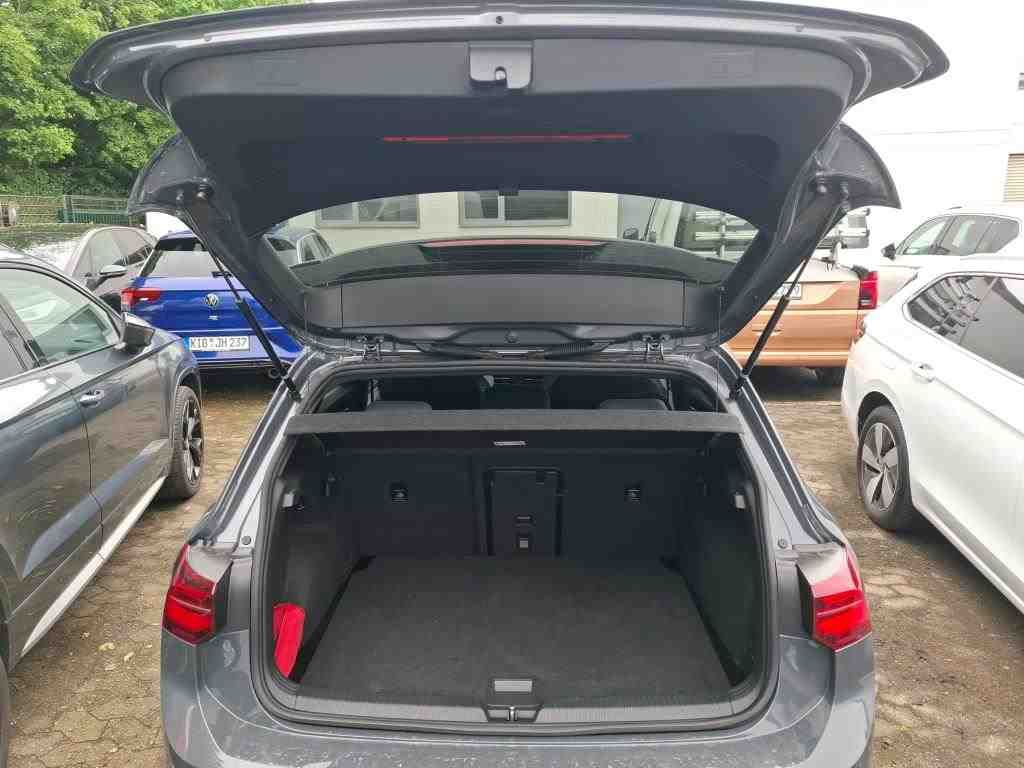 Volkswagen Golf 2024 г. Серый, пробег 31900 км
