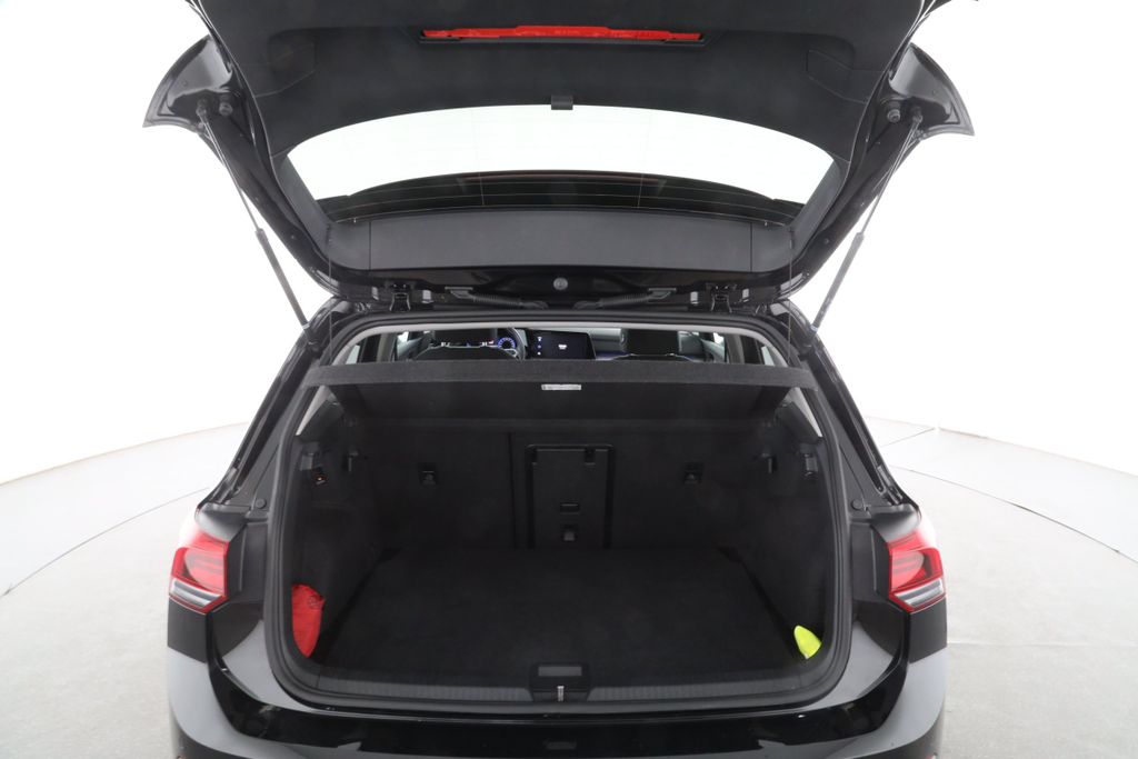 Volkswagen Golf 2024 г. Чёрный, пробег 48863 км