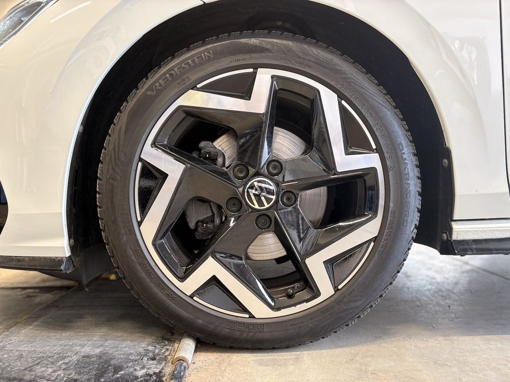 Volkswagen Golf 2025 г. Белый, пробег 24227 км
