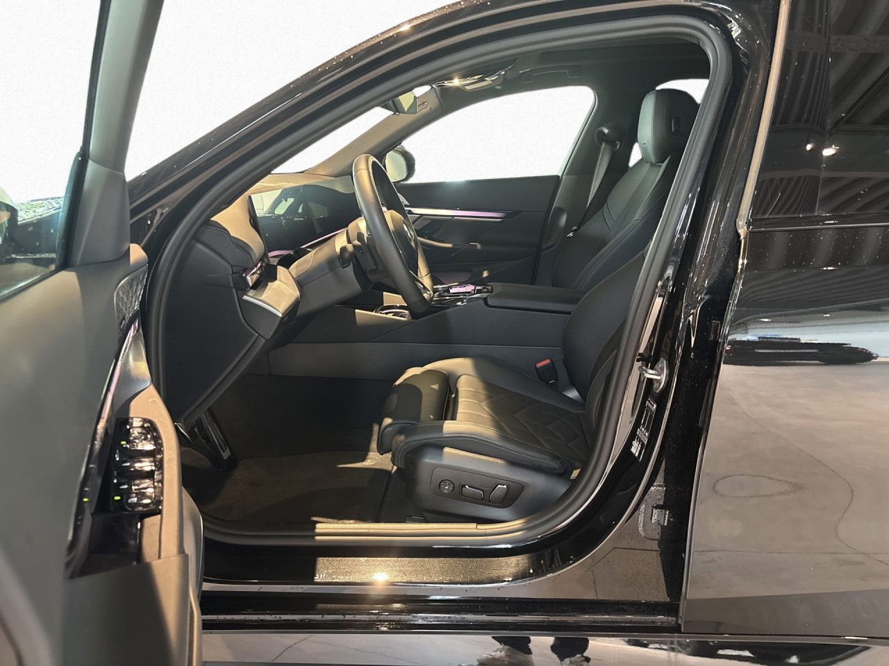 BMW 520 2026 г. Чёрный, пробег 11301 км