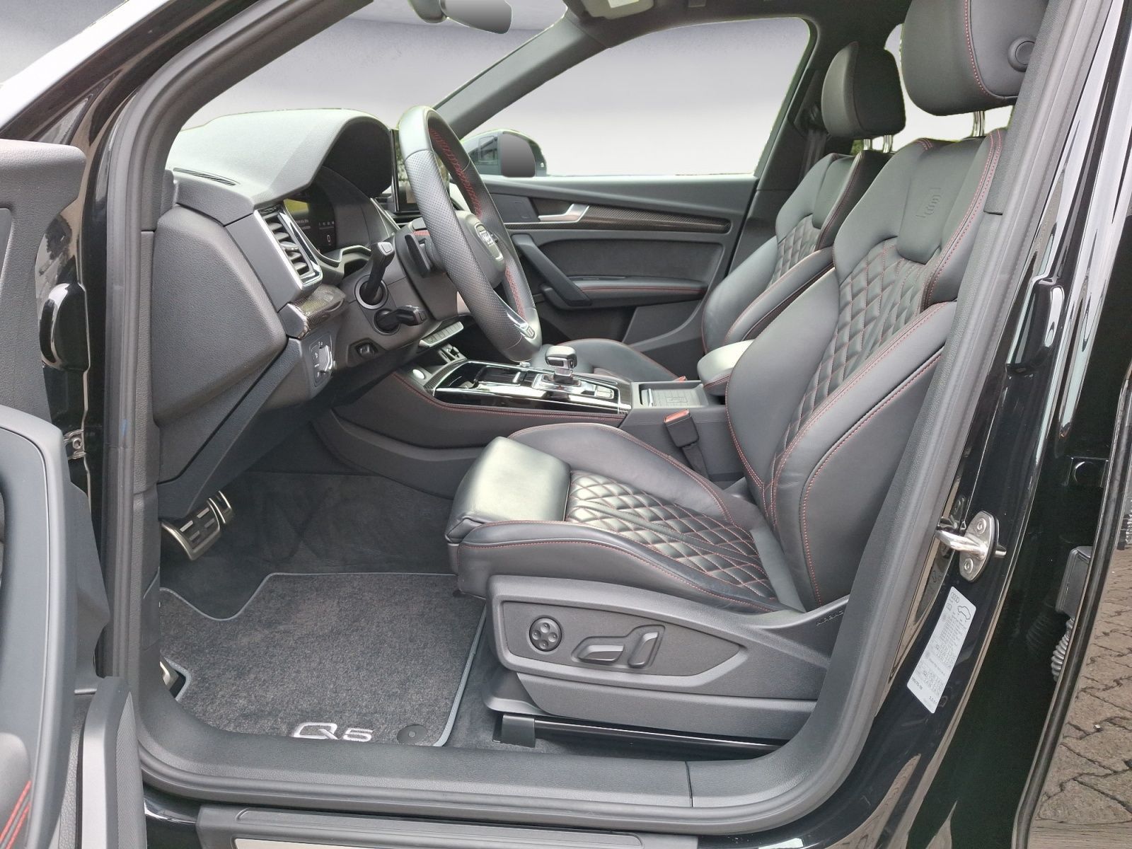 Audi Q5 2023 г. Чёрный, пробег 33777 км